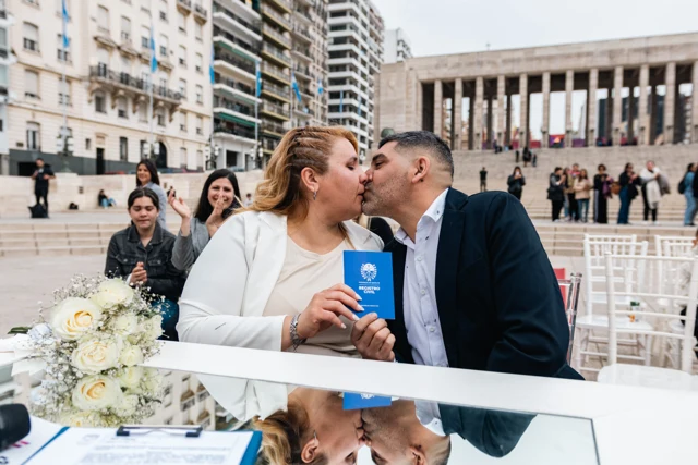 Novios compartiendo un beso durante el civil en Rosario