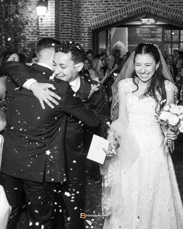 Abrazo durante una boda, fotografiado en blanco y negro