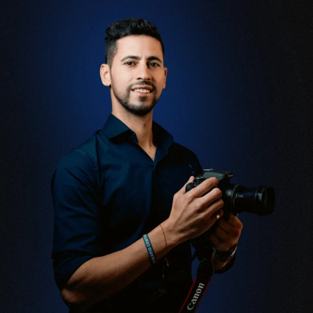 Franco, fotógrafo de FB Fotografía, con su cámara